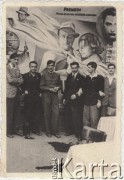 21.05.1940, Bukareszt, Rumunia.
Polscy uchodźcy w Rumunii podczas II wojny światowej. Grupa chłopców przed kinem. Od lewej: Stanisław Nałęcz-Korzeniowski, Tadeusz Gaydamowicz, Bronisław Koszarycz, Tadeusz Pytel, Henryk Rottermund, Jacek Zamorski.
Fot. NN, zbiory Ośrodka KARTA, udostępnił Tadeusz Gaydamowicz.