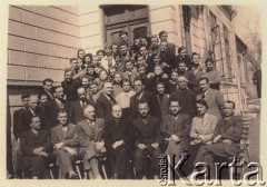 1940, Turnu Severin, Rumunia.
Polscy uchodźcy w Rumunii podczas II wojny światowej. Kadra pedagogiczna i uczniowie  Polskiego Gimnazjum i Liceum w Turnu Severin przed budynkiem szkoły.
Fot. NN, zbiory Ośrodka KARTA, udostępnił Tadeusz Gaydamowicz.