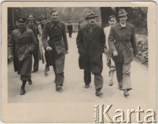 1.05.1940, Bukareszt, Rumunia.
Polscy uchodźcy w Rumunii podczas II wojny światowej. Spacer w parku Cişmigiu. Od lewj: Tadeusz Gaydamowicz, Andrzej Nakonieczników-Klukowski, Wiesław Kubicki, Stanisław Nałęcz-Korzeniowski, prof. Rysiewicz, Henryk Rottermund.
Fot. NN, zbiory Ośrodka KARTA, udostępnił Tadeusz Gaydamowicz.