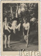 7.05.1942, Bukareszt, Rumunia.
Polscy uchodźcy w Rumunii podczas II wojny światowej. Nad jeziorem Floreasca, Zbigniew Świtalski, Tadeusz Gaydamowicz i Zoltan Gründl na drzewie.
Fot. NN, zbiory Ośrodka KARTA, udostępnił Tadeusz Gaydamowicz.
