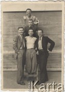 26.04.1942, Bukareszt, Rumunia.
Polscy uchodźcy w Rumunii podczas II wojny światowej. Bursa Studentów Polskich przy ul. Episcopul Radu 15. Tadeusz Gaydamowicz pierwszy od góry.
Fot. NN, zbiory Ośrodka KARTA, udostępnił Tadeusz Gaydamowicz.