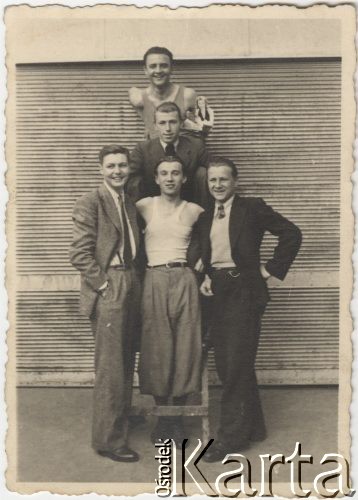 26.04.1942, Bukareszt, Rumunia.
Polscy uchodźcy w Rumunii podczas II wojny światowej. Bursa Studentów Polskich przy ul. Episcopul Radu 15. Tadeusz Gaydamowicz pierwszy od góry.
Fot. NN, zbiory Ośrodka KARTA, udostępnił Tadeusz Gaydamowicz.