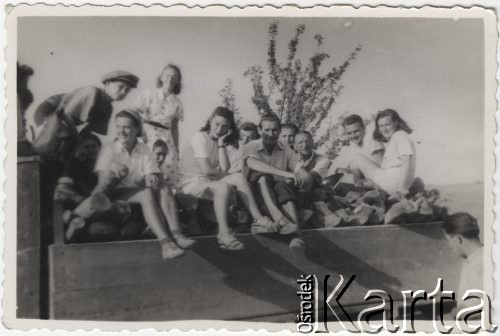 Lipiec 1942, Campulung Muscel, Rumunia.
Polscy uchodźcy w Rumunii podczas II wojny światowej. Kolonie letnie dla polskich studentów.
Fot. NN, zbiory Ośrodka KARTA, udostępnił Tadeusz Gaydamowicz.