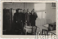 19.03.1940, Bukareszt, Rumunia.
Polscy uchodźcy w Rumunii podczas II wojny światowej. Polska. Bursa Kształcącej się Młodzieży w Bukareszcie, ul. Calea Victoriei 134, II piętro. Sala nr 6. Trzeci od lewej Tadeysz Gaydamowicz.
Fot. NN, zbiory Ośrodka KARTA, udostępnił Tadeusz Gaydamowicz.
