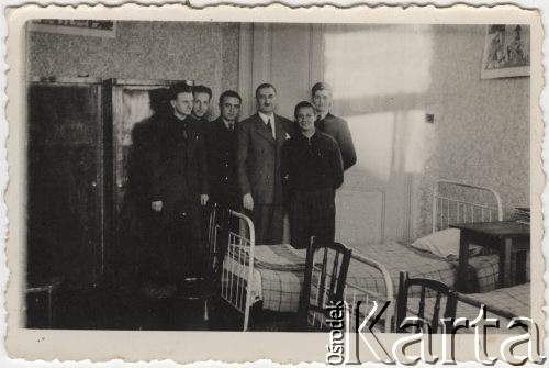 19.03.1940, Bukareszt, Rumunia.
Polscy uchodźcy w Rumunii podczas II wojny światowej. Polska. Bursa Kształcącej się Młodzieży w Bukareszcie, ul. Calea Victoriei 134, II piętro. Sala nr 6. Trzeci od lewej Tadeysz Gaydamowicz.
Fot. NN, zbiory Ośrodka KARTA, udostępnił Tadeusz Gaydamowicz.