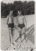 Lipiec 1940, Bukareszt, Rumunia.
Polscy uchodźcy w Rumunii podczas II wojny światowej. Kąpielisko Strandul Kisselet - Stanisław Nałęcz-Korzeniowski i Tadeusz Pytel.
Fot. NN, zbiory Ośrodka KARTA, udostępnił Tadeusz Gaydamowicz.
