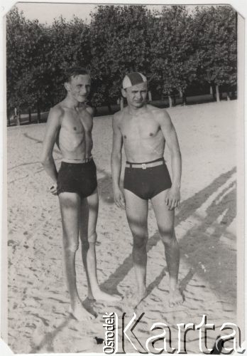 Lipiec 1940, Bukareszt, Rumunia.
Polscy uchodźcy w Rumunii podczas II wojny światowej. Kąpielisko Strandul Kisselet - Stanisław Nałęcz-Korzeniowski i Tadeusz Pytel.
Fot. NN, zbiory Ośrodka KARTA, udostępnił Tadeusz Gaydamowicz.