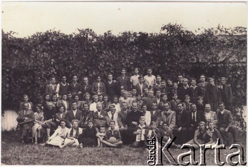 1940, Turnu Severin, Rumunia.
Polscy uchodźcy w Rumunii podczas II wojny światowej. Kadra pedagogiczna i uczniowie  Polskiego Gimnazjum i Liceum w Turnu Severin.
Fot. NN, zbiory Ośrodka KARTA, udostępnił Tadeusz Gaydamowicz.