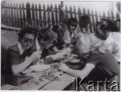 Lipiec 1942 [1943?], Campulung Muscel, Rumunia.
Polscy uchodźcy w Rumunii podczas II wojny światowej. Kolonie letnie dla polskich studentów. Pierwsza od lewej: Joanna Burhardt-Bukacka 