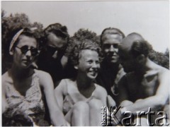 Lipiec 1942 [1943?], Campulung Muscel, Rumunia.
Polscy uchodźcy w Rumunii podczas II wojny światowej. Kolonie letnie dla polskich studentów. Od lewej: Joanna Burhardt-Bukacka 