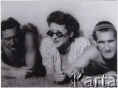 Lipiec 1942 [1943?], Campulung Muscel, Rumunia.
Polscy uchodźcy w Rumunii podczas II wojny światowej. Kolonie letnie dla polskich studentów. Od lewej: Leopold Unger, Joanna Burhardt-Bukacka 