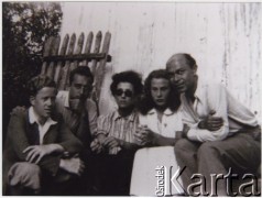 Lipiec 1942 [1943?], Campulung Muscel, Rumunia.
Polscy uchodźcy w Rumunii podczas II wojny światowej. Kolonie letnie dla polskich studentów. Od lewej: Stanisław Wisłocki, Leopold Unger, Joanna Burhardt-Bukacka 