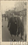 16.09.1941, Bukareszt, Rumunia.
Polscy uchodźcy w Rumunii podczas II wojny światowej.  Tadeusz Gaydamowicz z matką podczas spaceru po mieście.
Fot. NN, zbiory Ośrodka KARTA, udostępnił Tadeusz Gaydamowicz.