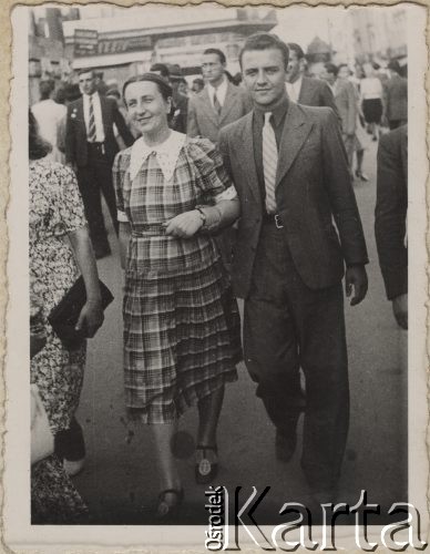 27.07.1941, Bukareszt, Rumunia.
Polscy uchodźcy w Rumunii podczas II wojny światowej.  Tadeusz Gaydamowicz z matką podczas spaceru po mieście.
Fot. NN, zbiory Ośrodka KARTA, udostępnił Tadeusz Gaydamowicz.