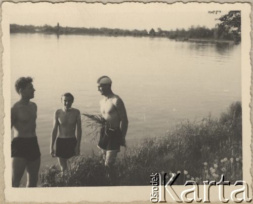 7.05.1942, Bukareszt, Rumunia.
Polscy uchodźcy w Rumunii podczas II wojny światowej. Nad jeziorem Floreasca, od lewej: Zoltan Gründl, Tadeusz Gaydamowicz i Zbigniew Świtalski.
Fot. NN, zbiory Ośrodka KARTA, udostępnił Tadeusz Gaydamowicz.