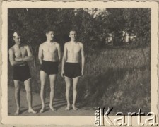 7.05.1942, Bukareszt, Rumunia.
Polscy uchodźcy w Rumunii podczas II wojny światowej. Nad jeziorem Floreasca: Tadeusz Gaydamowicz, Zoltan Gründl i Zbigniew Świtalski.
Fot. NN, zbiory Ośrodka KARTA, udostępnił Tadeusz Gaydamowicz.