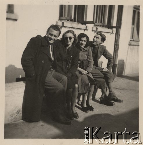 Kwiecień 1942, Bukareszt, Rumunia.
Polscy uchodźcy w Rumunii podczas II wojny światowej. Bursa Studentów Polskich przy ul. Episcopul Radu 15. Siedzą od lewej: Tadeusz Gaydamowicz, Ewa Ossolińska, Nusia Moserówna, Zbigniew Świtalski.
Fot. NN, zbiory Ośrodka KARTA, udostępnił Tadeusz Gaydamowicz.