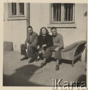 Kwiecień 1942, Bukareszt, Rumunia.
Polscy uchodźcy w Rumunii podczas II wojny światowej. Bursa Studentów Polskich przy ul. Episcopul Radu 15. Siedzą od lewej: Leopold Unger, Inka Załszupin, Tadeusz Gaydamowicz.
Fot. NN, zbiory Ośrodka KARTA, udostępnił Tadeusz Gaydamowicz.