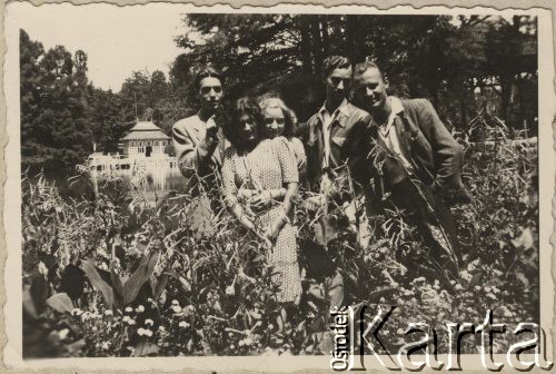 27.07.1944, Craiova, Rumunia.
Polscy uchodźcy w Rumunii podczas II wojny światowej. Grupa młodzieży na spacerze w Parcul Bibescu podczas alarmu lotniczego. Stoją od lewej: Mieczysław Boruta-Spiechowicz, Nusia Mozesówna, Ewa Ossolińska, Stefan Tomkiewicz i Tadeusz Gaydamowicz.
Fot. NN, zbiory Ośrodka KARTA, udostępnił Tadeusz Gaydamowicz.