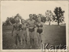 23.07.1944, Craiova, Rumunia.
Polscy uchodźcy w Rumunii podczas II wojny światowej. Wycieczka nad rzekę Jiu. Od lewej: NN, Nusia Mozesówna, Mieczysław Boruta-Spiechowicz i Ewa Ossolińska.
Fot. NN, zbiory Ośrodka KARTA, udostępnił Tadeusz Gaydamowicz.