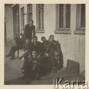 Wiosna 1944, Bukareszt, Rumunia.
Polscy uchodźcy w Rumunii podczas II wojny światowej. Bursa Studentów Polskich przy ul. Episcopul Radu 15.
Fot. NN, zbiory Ośrodka KARTA, udostępnił Tadeusz Gaydamowicz.