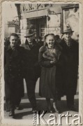 11.02.1941, Bukareszt, Rumunia.
Polscy uchodźcy w Rumunii podczas II wojny światowej. Tadeusz Gaydamowicz [pierwszy z lewej] na spacerze z Henrykiem Rottermundem, Zofią Szelichowską i Zdzisławem Gumińskim na Bulwarze Elisabeth.
Fot. NN, zbiory Ośrodka KARTA, udostępnił Tadeusz Gaydamowicz.