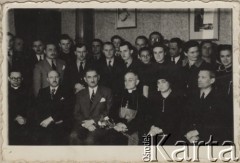 19.03.1940, Bukareszt, Rumunia.
Polscy uchodźcy w Rumunii podczas II wojny światowej. Polska. Bursa Kształcącej się Młodzieży w Bukareszcie, ul. Calea Victoriei 134, II piętro. W środku siedzi Nuncjusz Apostolski w Polsce arcybiskup Filippo Cortesi, obok Dyrektorka Liceum Polskiego w Budapeszcie - Helena Baryszowa i dyrektor Bursy Mikołaj Krupiński.
Fot. NN, zbiory Ośrodka KARTA, udostępnił Tadeusz Gaydamowicz.