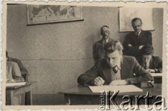 1942, Craiova, Rumunia.
Polscy uchodźcy w Rumunii podczas II wojny światowej. Matura z języka obcego w Polskiej Szkole w Craiovej. Uczniowie: J. Komorowski i Olgierd Woyzbun; pod ścianą stoją dyrektorzy: Zdrojewski i Matkowski.
Fot. NN, zbiory Ośrodka KARTA, udostępnił Tadeusz Gaydamowicz.