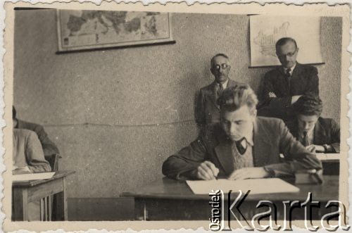 1942, Craiova, Rumunia.
Polscy uchodźcy w Rumunii podczas II wojny światowej. Matura z języka obcego w Polskiej Szkole w Craiovej. Uczniowie: J. Komorowski i Olgierd Woyzbun; pod ścianą stoją dyrektorzy: Zdrojewski i Matkowski.
Fot. NN, zbiory Ośrodka KARTA, udostępnił Tadeusz Gaydamowicz.