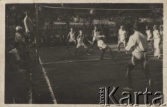 1943, Craiova, Rumunia.
Polscy uchodźcy w Rumunii podczas II wojny światowej. Mecz siatkówki drużyny Domu Polskiego z rumuńskimi kolegami.
Fot. NN, zbiory Ośrodka KARTA, udostępnił Tadeusz Gaydamowicz.