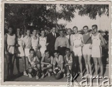 1943, Craiova, Rumunia.
Drużyna siatkarzy Domu Polskiego [w strojach YMCA] razem z zawodnikami rumuńskimi.  W środku pan Aluis - wielki przyjaciel Polaków [w czarnej marynarce] a obok trener [Ślązak] pan Cichy [w szarej koszuli] i dyrektor Domu Polskiego Jerzy Sittauer-Bonkowicz [w białej koszuli z ciemnym krawatem].
Fot. NN, zbiory Ośrodka KARTA, udostępnił Tadeusz Gaydamowicz.