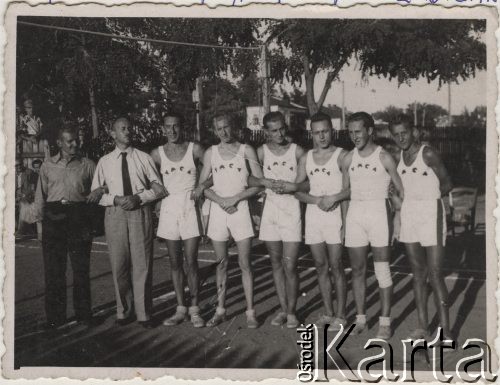 1943, Craiova, Rumunia.
Polscy uchodźcy w Rumunii podczas II wojny światowej. Drużyna siatkarzy Domu Polskiego w strojach YMCA. Od lewej: trener [Ślązak] pan Cichy, dyrektor Domu Polskiego Jerzy Sittauer-Bonkowicz, N. Liebling, A. Woyzbun, T. Zacharasiewicz, Z. Michalczyk, Z. Bieniek, R. Gondek.
Fot. NN, zbiory Ośrodka KARTA, udostępnił Tadeusz Gaydamowicz.