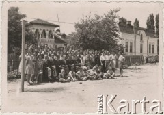 Lata 40., Craiova, Rumunia.
Polscy uchodźcy w Rumunii podczas II wojny światowej. Uczniowie i kadra Szkoły Polskiej w Craiovej.
Fot. NN, zbiory Ośrodka KARTA, udostępnił Tadeusz Gaydamowicz.