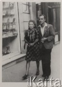 28.08.1944, Craiova, Rumunia.
Polscy uchodźcy w Rumunii podczas II wojny światowej. Tadeusz Gaydamowicz i Nusia Mozesówna na spacerze po Strada Unirei.
Fot. NN, zbiory Ośrodka KARTA, udostępnił Tadeusz Gaydamowicz.