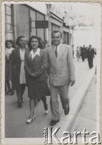 1944, Craiova, Rumunia.
Polscy uchodźcy w Rumunii podczas II wojny światowej. Tadeusz Gaydamowicz i Nusia Mozesówna na spacerze po Strada Unirei.
Fot. NN, zbiory Ośrodka KARTA, udostępnił Tadeusz Gaydamowicz.