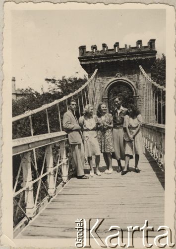 27.07.1944, Craiova, Rumunia.
Polscy uchodźcy w Rumunii podczas II wojny światowej. Grupa młodzieży na mostku w Parcul Bibescu. Od lewej: Mieczysław Boruta-Spiechowicz, Ewa Ossolińska, Wanda Robaczewska-Bem, Stefan Tomkiewicz, Nusia [Anna?] Mozesówna. 
Fot. NN, zbiory Ośrodka KARTA, udostępnił Tadeusz Gaydamowicz.