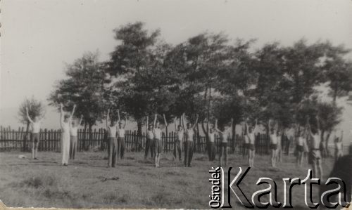 Lipiec 1942, Campulung Muscel, Rumunia.
Polscy uchodźcy w Rumunii podczas II wojny światowej. Kolonie letnie dla polskich studentów - ćwiczenia gimnastyczne.
Fot. NN, zbiory Ośrodka KARTA, udostępnił Tadeusz Gaydamowicz.