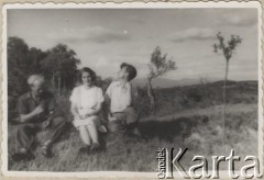 Lipiec 1942, Campulung Muscel, Rumunia.
Polscy uchodźcy w Rumunii podczas II wojny światowej. Kolonie letnie dla polskich studentów. Troje młodych ludzi.
Fot. NN, zbiory Ośrodka KARTA, udostępnił Tadeusz Gaydamowicz.