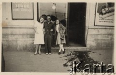 Październik 1942, Bukareszt, Rumunia.
Polscy uchodźcy w Rumunii podczas II wojny światowej. Danka Cosma, Tadeusz Gaydamowicz i Inka Załszupin podczas spaceru po mieście.
Fot. NN, zbiory Ośrodka KARTA, udostępnił Tadeusz Gaydamowicz.