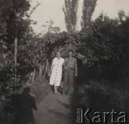 17.08.1942, Kiszyniów, Rumunia.
Kasia i Tadeusz Gaydamowicz w alejce winogronowej.
Fot. NN, zbiory Ośrodka KARTA, udostępnił Tadeusz Gaydamowicz.