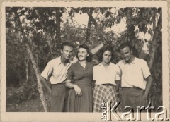 Wrzesień 1943, Kiszyniów, Rumunia.
Młodzi ludzie podczas spaceru. Od lewej: Valerian Gobjila, Claudia Bilencu, Mila Gobjila, Tadeusz Gaydamowicz.
Fot. NN, zbiory Ośrodka KARTA, udostępnił Tadeusz Gaydamowicz.