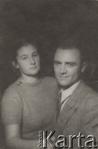 1944, Bukareszt, Rumunia.
Polscy uchodźcy w Rumunii podczas II wojny światowej. Bal architektów. Tadeusz Gaydamowicz tańczy z Haliną Szalleyówną.
Fot. NN, zbiory Ośrodka KARTA, udostępnił Tadeusz Gaydamowicz.