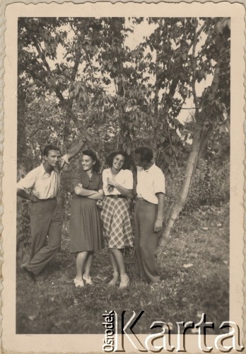 Wrzesień 1943, Kiszyniów, Rumunia.
Młodzi ludzie podczas spaceru. Od lewej: Valerian Gobjila, Claudia Bilencu, Mila Gobjila, Tadeusz Gaydamowicz.
Fot. NN, zbiory Ośrodka KARTA, udostępnił Tadeusz Gaydamowicz.
