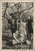 Wiosna 1943, Kiszyniów, Rumunia.
Wielkanoc. W ciemnej marynarce Tadeusz Gaydamowicz.
Fot. NN, zbiory Ośrodka KARTA, udostępnił Tadeusz Gaydamowicz.