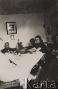 Wiosna 1943, Kiszyniów, Rumunia.
Wielkanoc. W środku przy stole ciocia Eugenia 