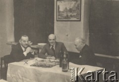 Jesień 1942, Bukareszt, Rumunia..
Dziekan Wydziału Architektury Politechniki w Bukareszcie - prof. Constantin Iotzu [pierwszy z lewej].
Fot. NN, zbiory Ośrodka KARTA, udostępnił Tadeusz Gaydamowicz.
