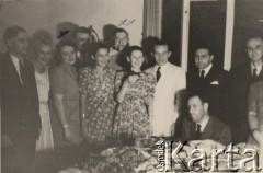 1948, Bukareszt,  Rumunia.
Pracownicy polskiej ambasady [x - ciocia Nuca, czyli Eugenia Wiszniowska , XX - wujaszek Włodek, czyli Włodzimierz Wiszniowski, pierwszy z prawej Józef Gaydamowicz]
Fot. NN, zbiory Ośrodka KARTA, udostępnił Tadeusz Gaydamowicz.