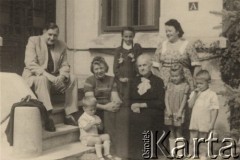 1948, Bukareszt,  Rumunia.
Włodzimierz Wiszniowski (siedzi na schodach) - wuj Tadeusza Gaydamowicza  i ciocia Ola - Aleksandra Gaydamowicz (w czarnej sukni) przed domem przy ul. Papa Petre 29.
Fot. NN, zbiory Ośrodka KARTA, udostępnił Tadeusz Gaydamowicz.