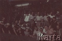Lipiec 1942, Campulung Muscel, Rumunia.
Polscy uchodźcy w Rumunii podczas II wojny światowej. Kolonie letnie dla polskich studentów - w środku grupy z akordeonem Stanisław Wisłocki. W prawym rogu kolejno: Adam Jeżewski, Tadeusz Nakonieczników, Henryk Rottermund, Leopold Unger.
Fot. NN, zbiory Ośrodka KARTA, udostępnił Tadeusz Gaydamowicz.