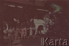 Lipiec 1942, Campulung Muscel, Rumunia.
Polscy uchodźcy w Rumunii podczas II wojny światowej. Kolonie letnie dla polskich studentów - grupa dziewcząt.
Fot. NN, zbiory Ośrodka KARTA, udostępnił Tadeusz Gaydamowicz.